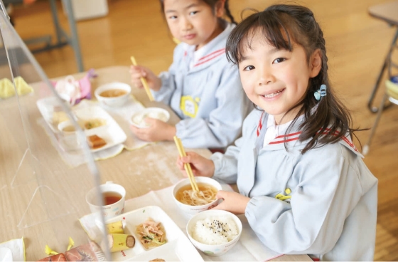 給食を食べる園児